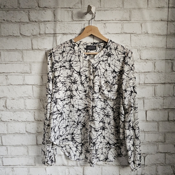 ASTR Black and White Pattern Button-Up Blouse, S - Picture 2 of 9